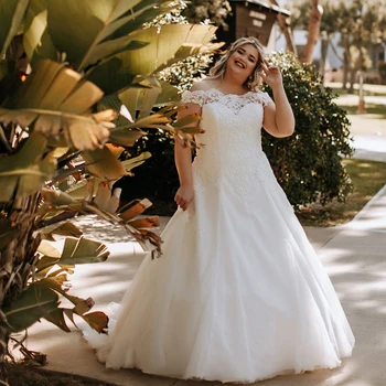 Robe de mariée classique grande taille, épaules dénudées, col bateau, à lacets, avec des appliques en dentelle, ligne a