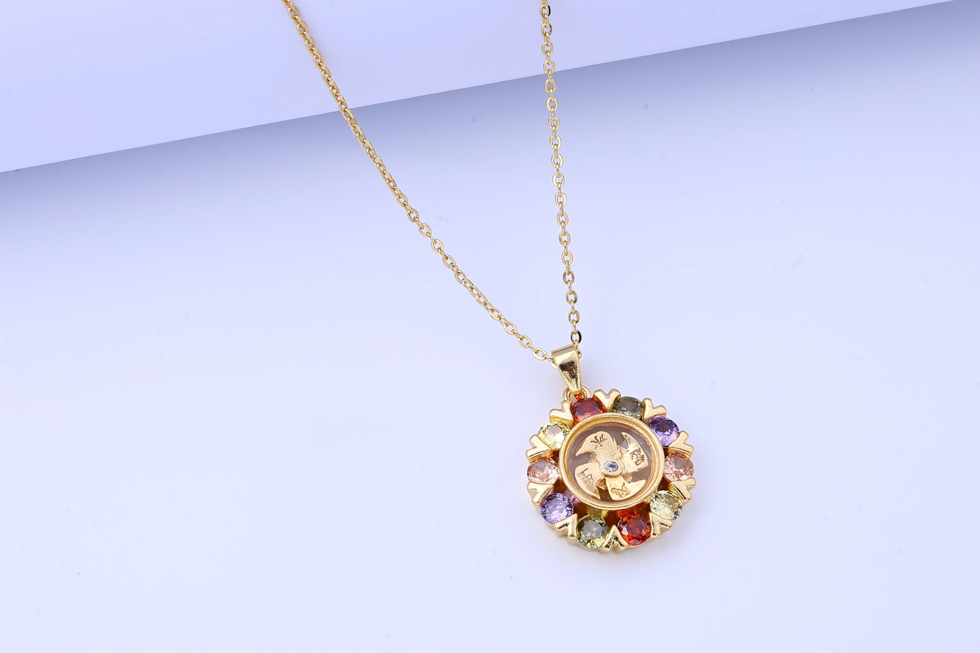 

New vintage-inspired diamond-inlaid rotating necklace, unisex design