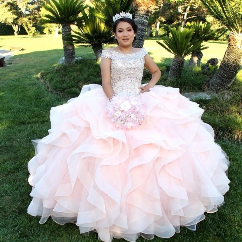 EVLAST Розовое платье Quinceanera по индивидуальному заказу, бальное платье с кристаллами и бисером, с открытыми плечами, многоуровневое милое платье 16, Vestido De 15 Años TQD029