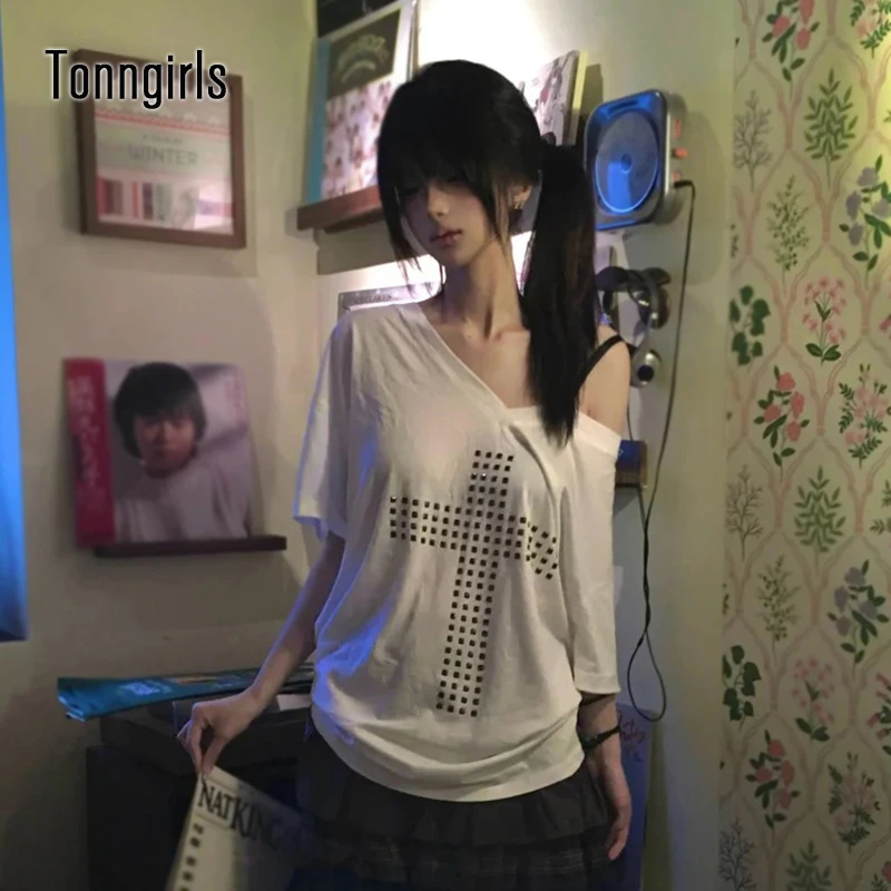 Tonngirls Japanisches 2000er-Jahre-T-Shirt mit Nietenkreuz für Damen, V-Ausschnitt, lockere, lässige Oberteile, amerikanisches Retro-Y2k-Vintage-Grafik-Oberteil, Streetwear