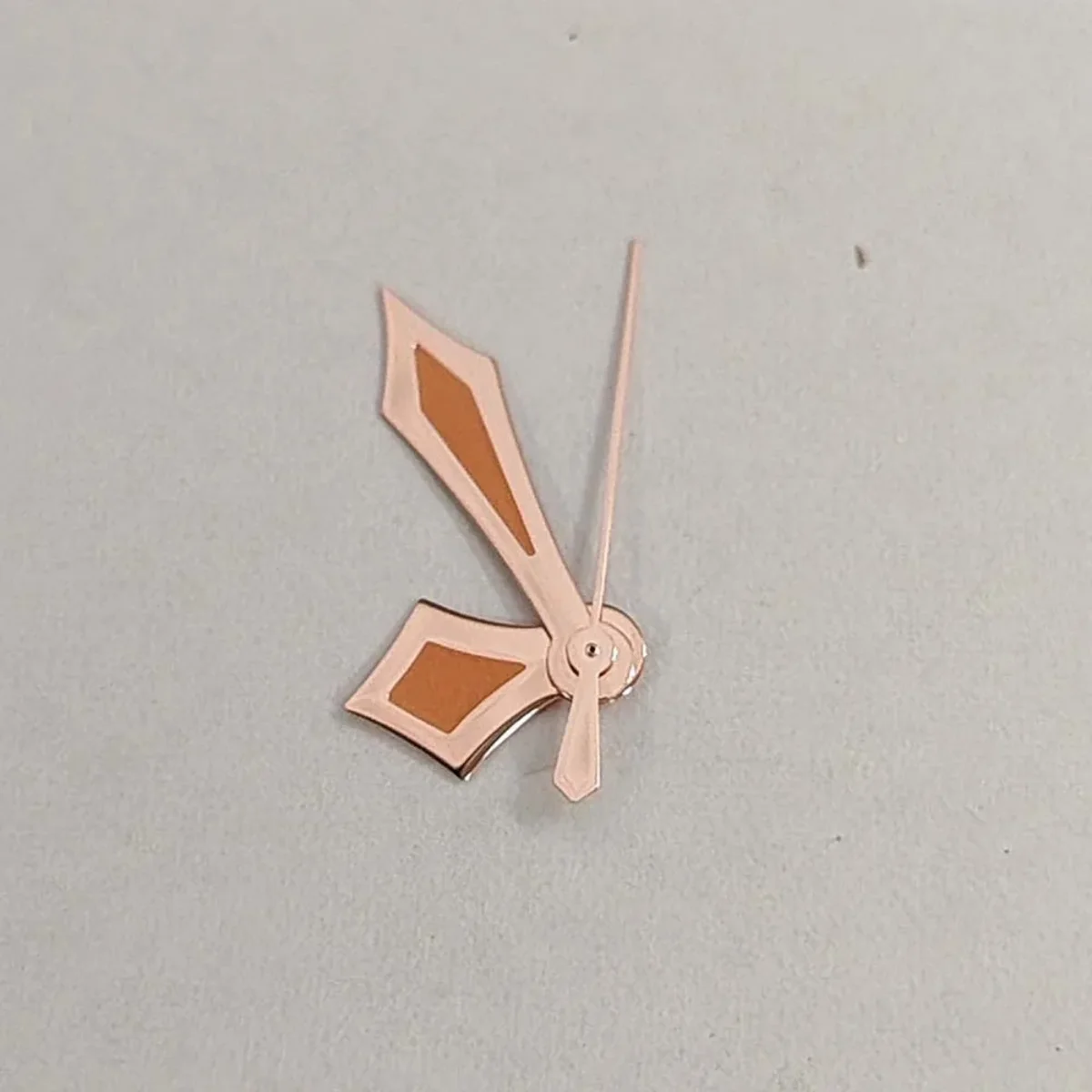 2025 ساعة يد جديدة لحركة NH35/NH36/4R/7S مؤشرات ساعة فضية/وردية معدلة على شكل سيف أيدي خضراء مضيئة