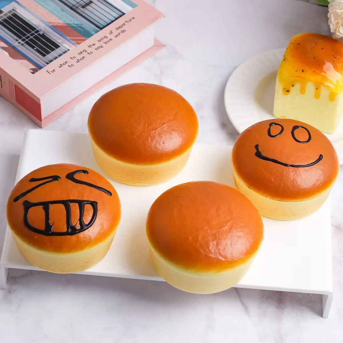 قطعة واحدة من تشعر الخبز المحاكاة فائقة النعومة، وترتداد ببطء ويقرص كعكة العسل المتشققة.