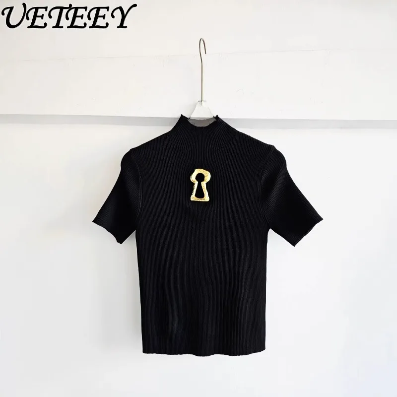 

Женский элегантный трикотажный свитер с коротким рукавом во французском стиле, с вырезами и декоративными металлическими элементами, воротником-стойкой и эффектом стройности