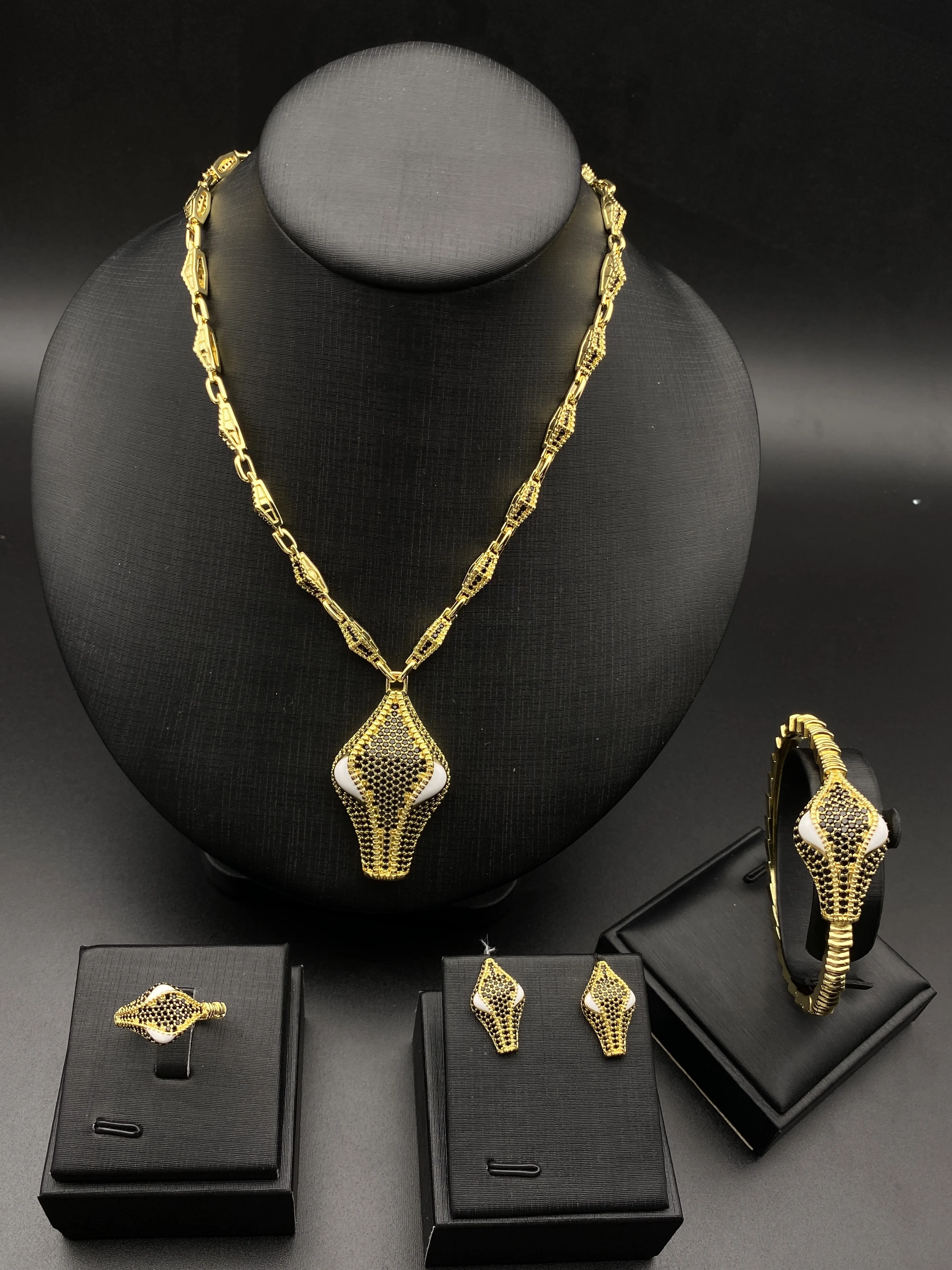 

Комбинация цирконов и капель масла хорошо продается в Дубае, Ливии, ожерелья, браслеты, серьги, кольца и роскошь 21 карат.