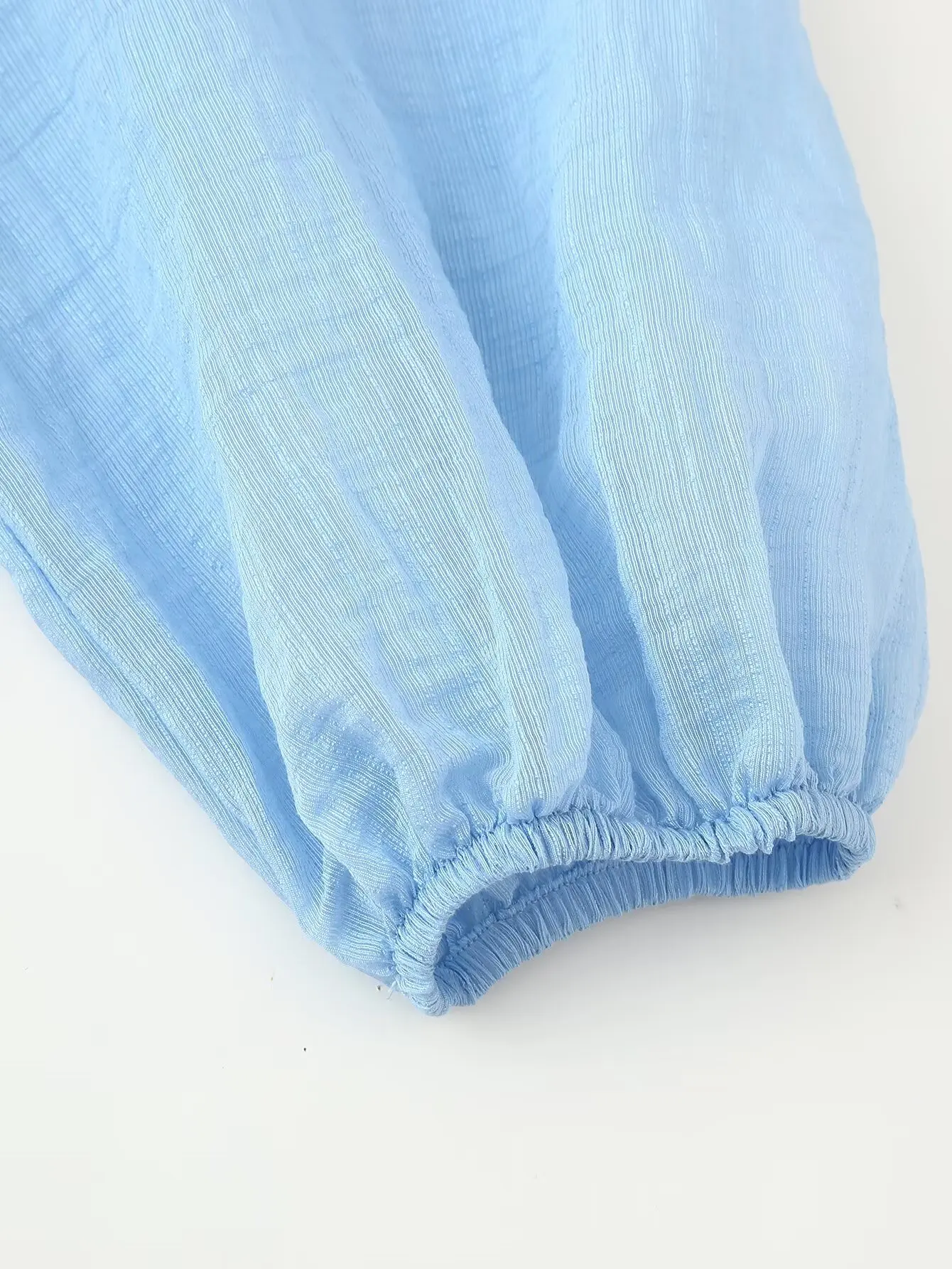 PB&ZA2025 Verão novo vestido casual simples feminino com cinto em camadas decoração vestido com decote em V