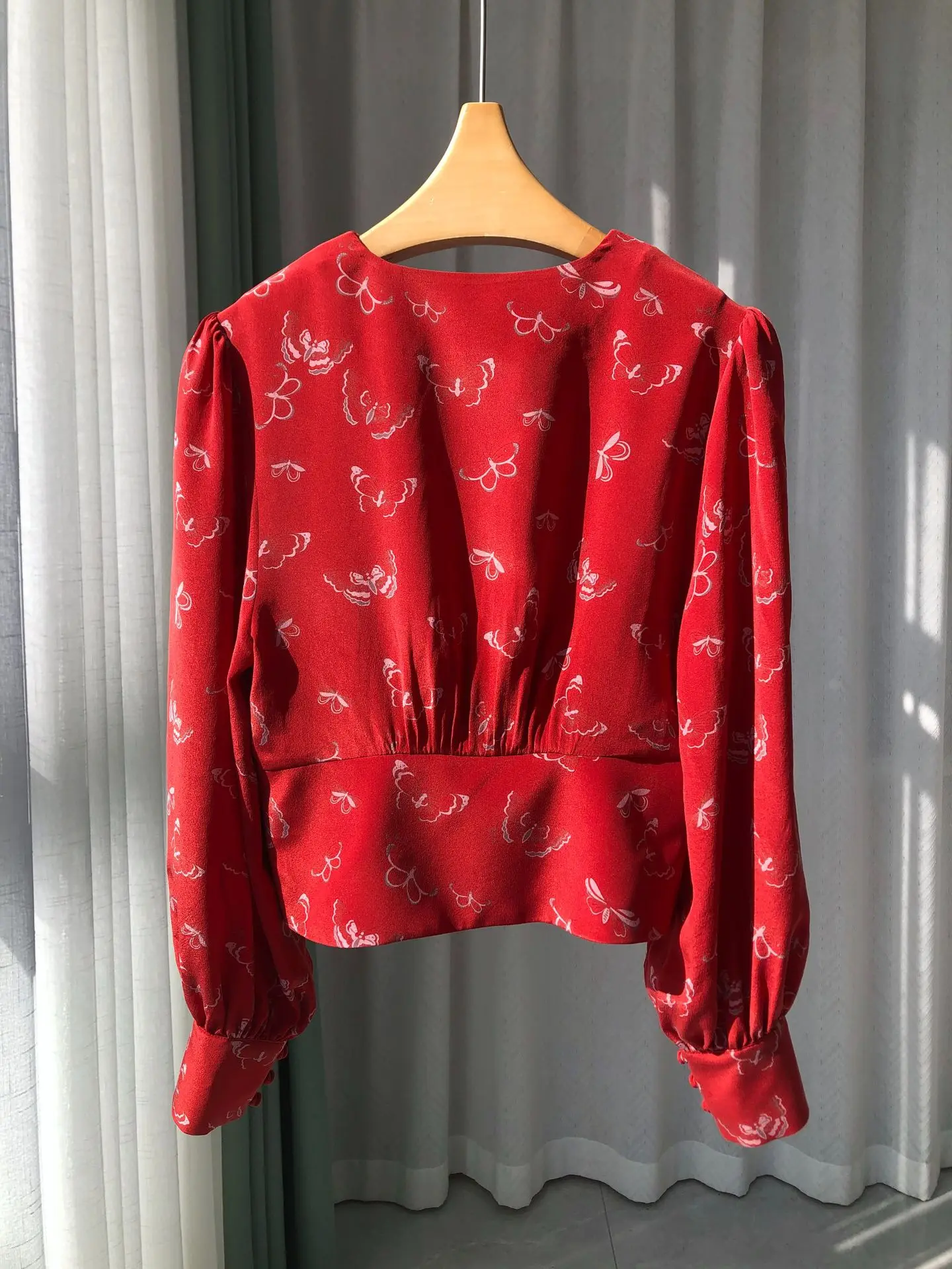 المرأة فراشة طباعة الحرير الأحمر مجموعة واحدة الصدر الخامس الرقبة طويلة الأكمام قميص + عالية الخصر ألف خط تنورة صغيرة الدعاوى الأنيقة