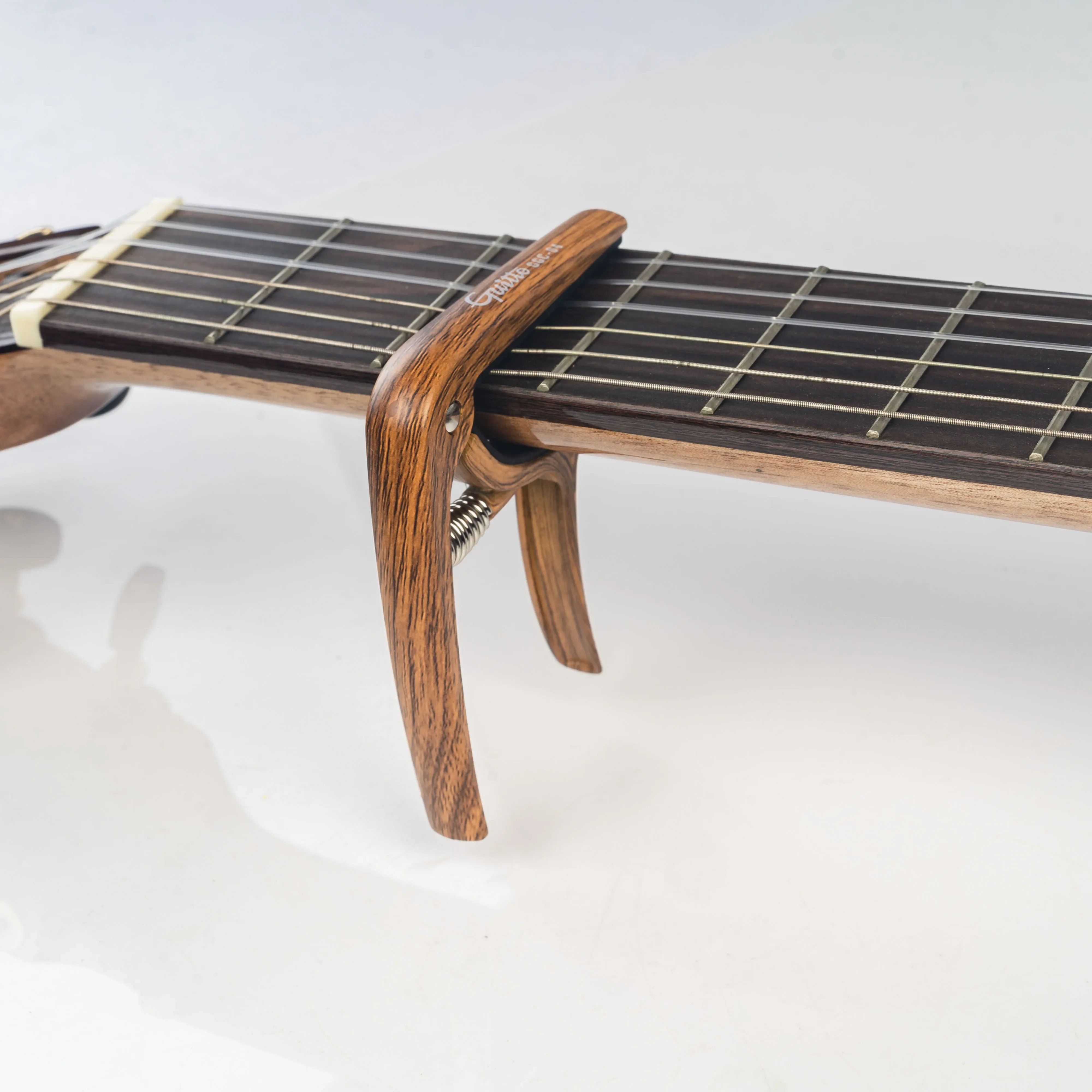 GUITTO GGC-04 Gitarren-Capo für akustische klassische E-Gitarre, universelles Zubehörteil, multifunktionale Stimmklemme aus Zinklegierung – Detail 6