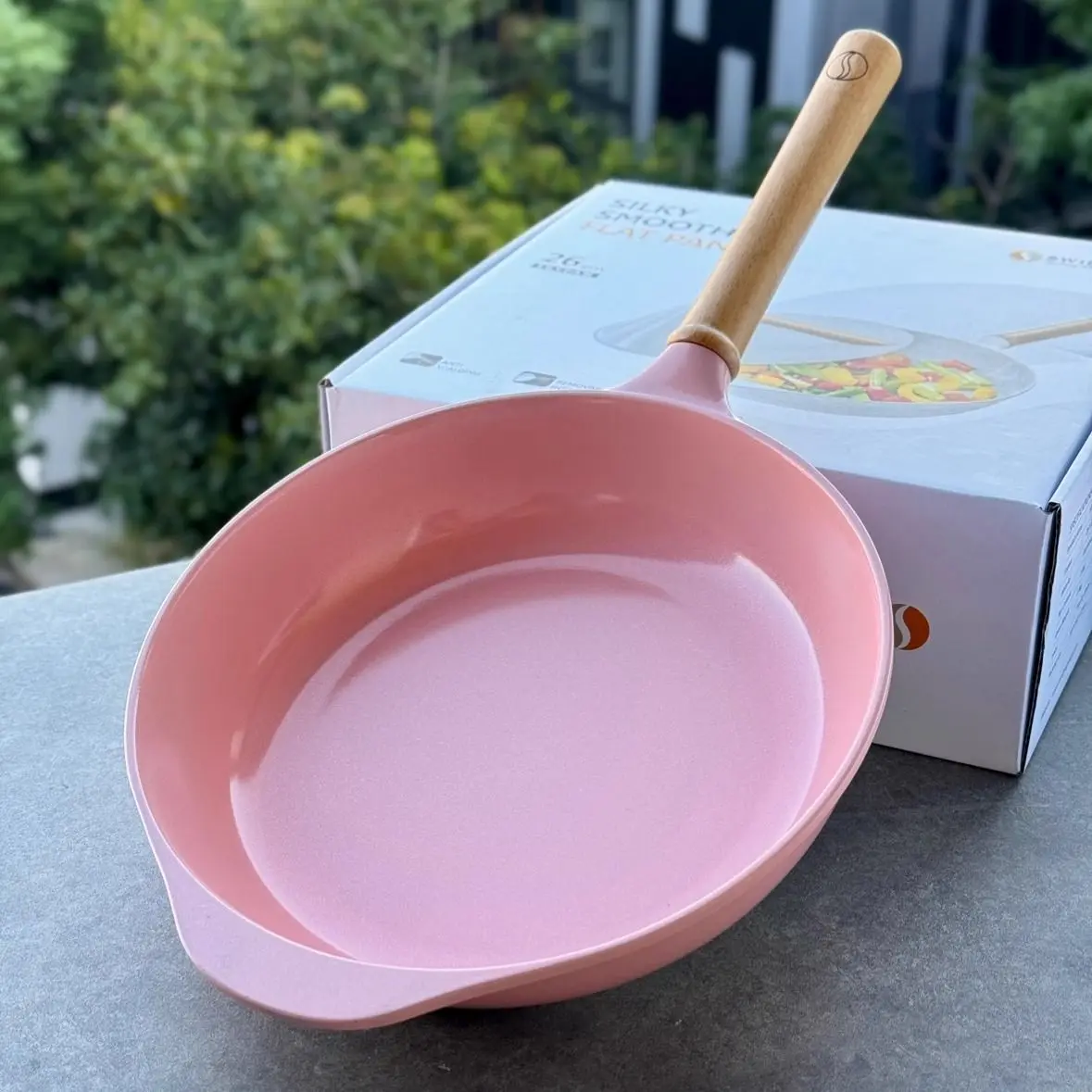 High Value Pink 26CM Ceramic Layer Non-stick Pan Bamboo Hat Frying Pan Household Stir Fry Stew
