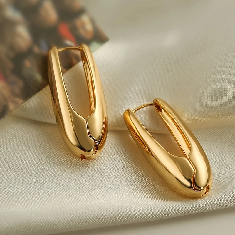 

2023 New Women's Luxury Gold Color Sliver Color Thick Metal Earrings Buckle Smooth Korean Jewelry Girl's Daily Wear Earrings
