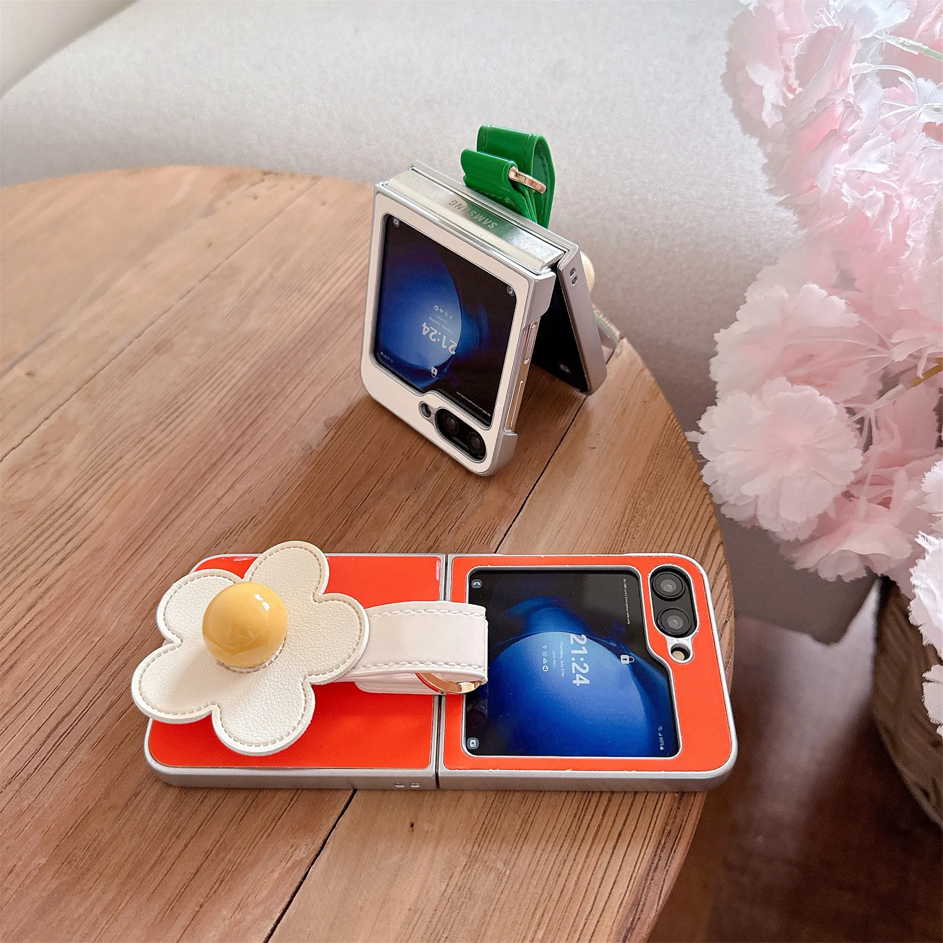 

PU Leather Flower Wristband Phone Case for Samsung Galaxy Z Flip 7 6 5 4 Back Cover for ZFlip5 ZFlip6 ZFlip7 Case Shell