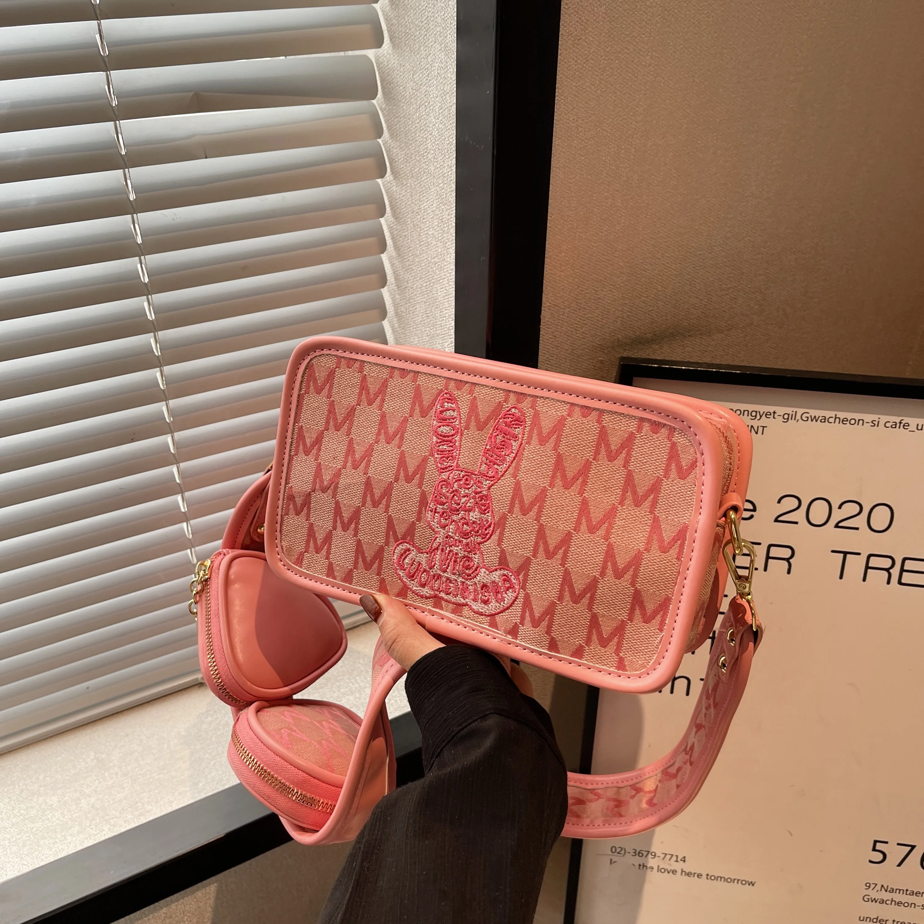 La piccola borsa popolare di quest\'anno 2024 estate nuovo ricamo senior sense of foreign style borsa a tracolla piccola borsa quadrata da donna