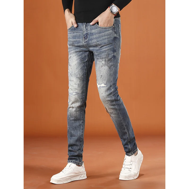 Pantalones rasgados de moda de alta gama para hombre, pantalones ajustados con diseño de estampado de moda elástica de otoño e invierno, 2025