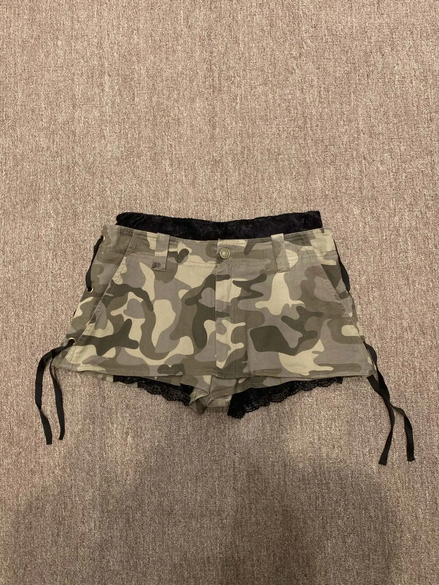 

Камуфляжная юбка А-силуэта с черным кружевным нижним бельем: стройнящий, милый и стильный образ для женщин. Весенняя коллекция из смесового хлопка.