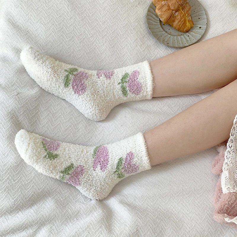 1 paar Kawaii Socken Für Frauen Schöne Verdicken Korallen Samt Mittelrohr Socken Süße Mädchen Weiche Warme Heraus Tragen Boden socken