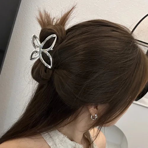 Imagen 2 del producto Pinza de pelo de mariposa Vintage para mujer, tocado sencillo con temperamento, pinzas para el pelo plisadas de Metal, accesorios para el cabello de moda con personalidad