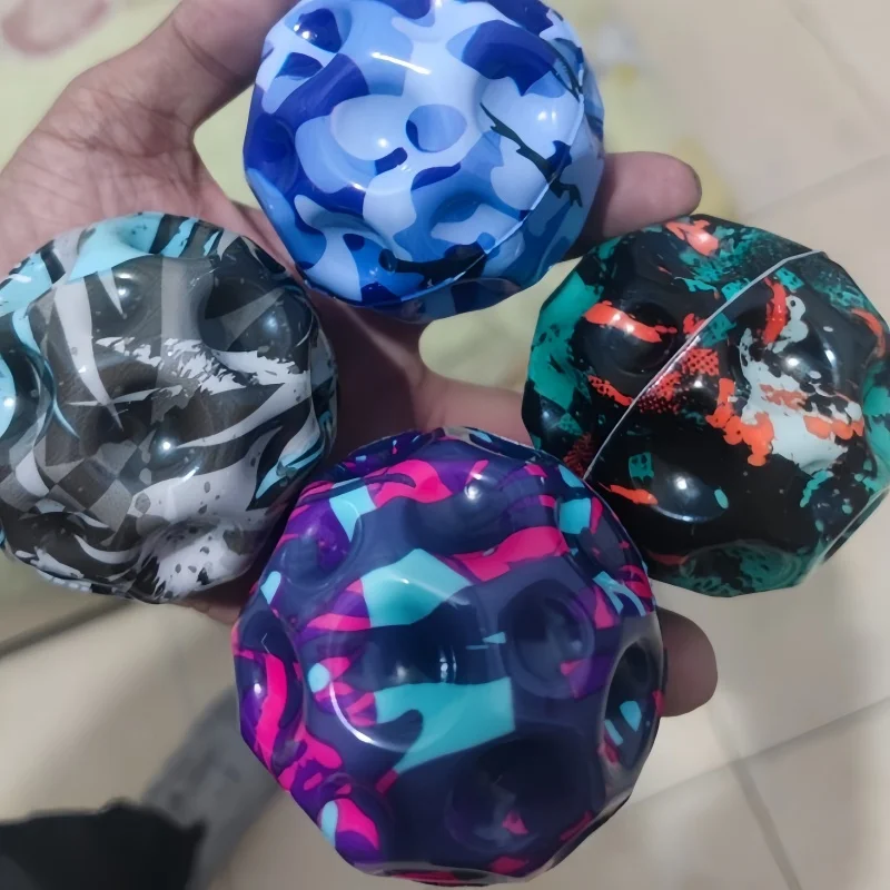 1-2 pçs bola de buraco de alta resiliência bola saltitante macia anti-queda forma de lua bola saltitante porosa esporte ao ar livre ergonômico espremer brinquedos