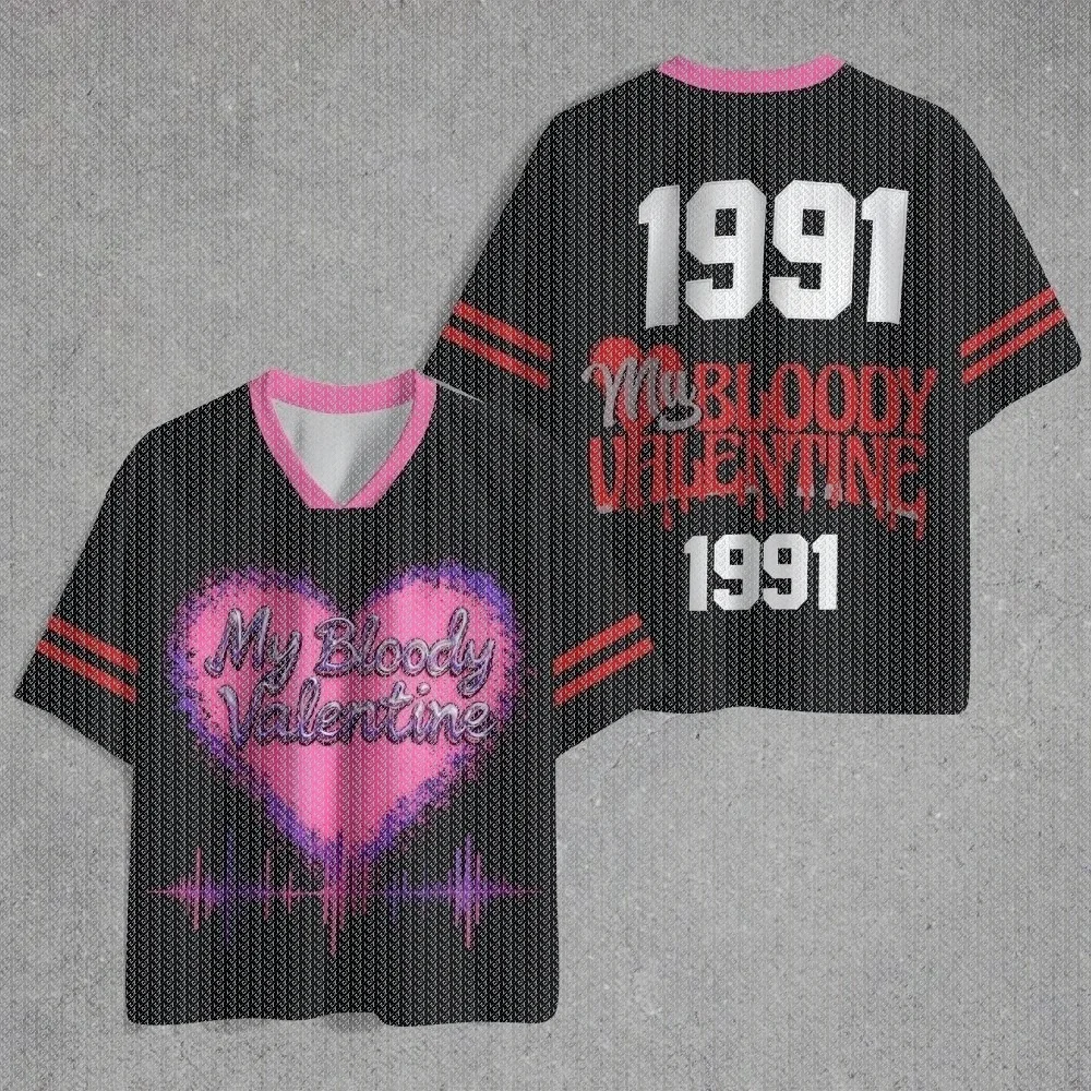camisa-esportiva-com-decote-em-v-estampa-completa-coracao-retro-rosa-com-linhas-de-pulso-padrao-de-letras-retro-camiseta-de-futebol-de-rua-de-manga-curta
