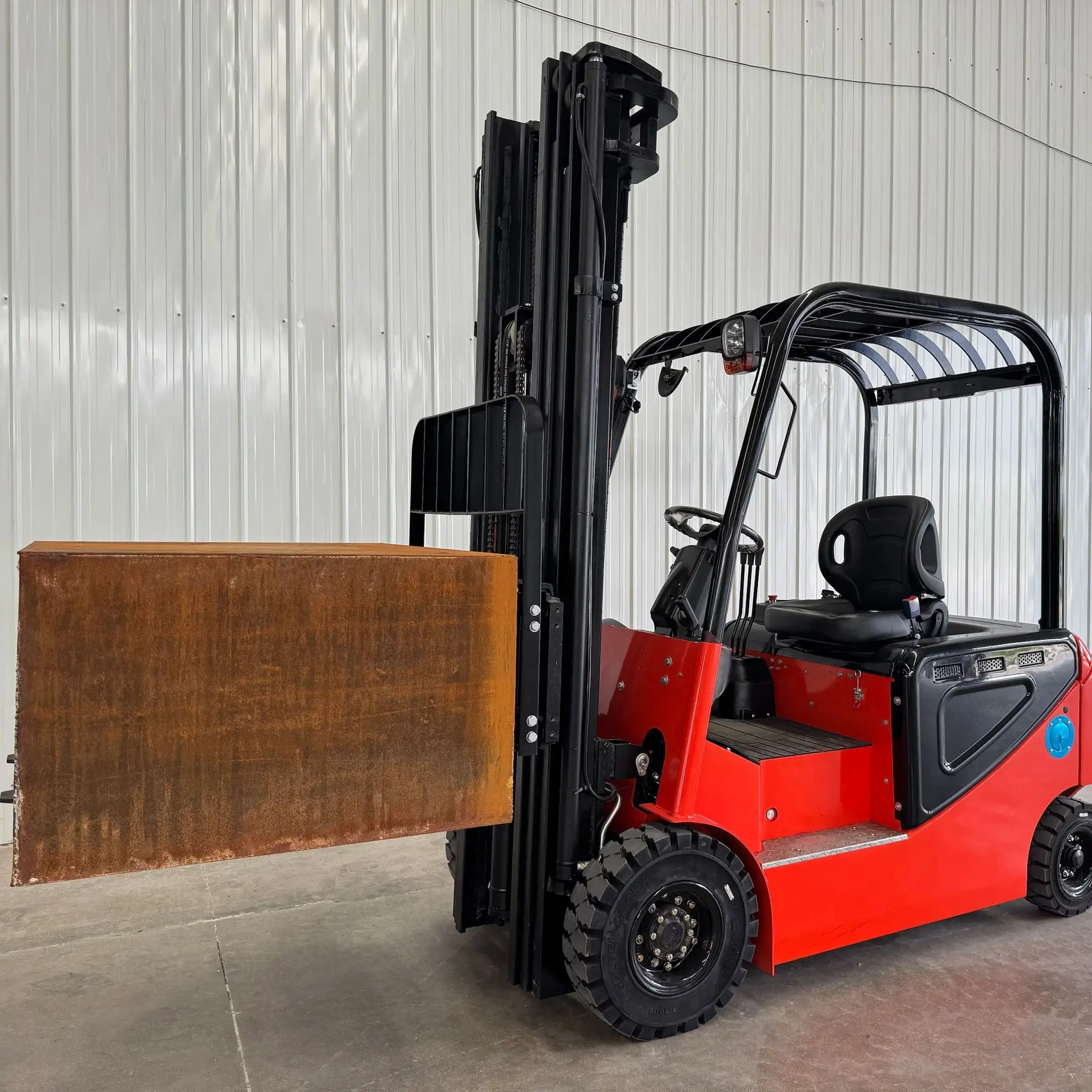 Elektryczny wózek widłowy hydrauliczny z szybką dostawą, akumulatorowy, o udźwigu 1,5 tony i 3 tony do transportu materiałów.