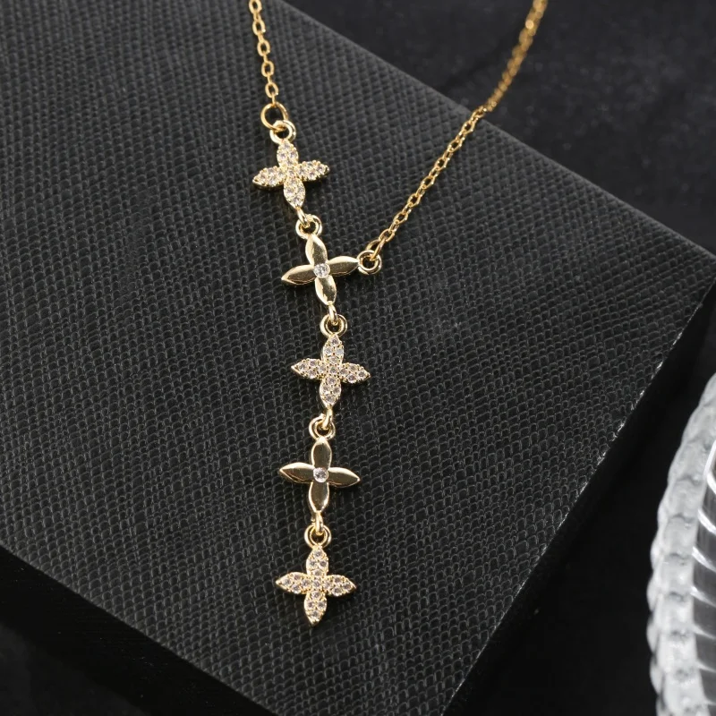 1 Piece of Stainless Steel Chain with 18K Gold-Plated Alternating Flower-Shaped Rhinestone Copper Pendant Necklace, Featuring an Elegant and Luxurious Texture, Suitable for Pairing with Knitwear, Dresses, and Work Shirts, Creating a Gentle and Atmospheric Neck Accessory