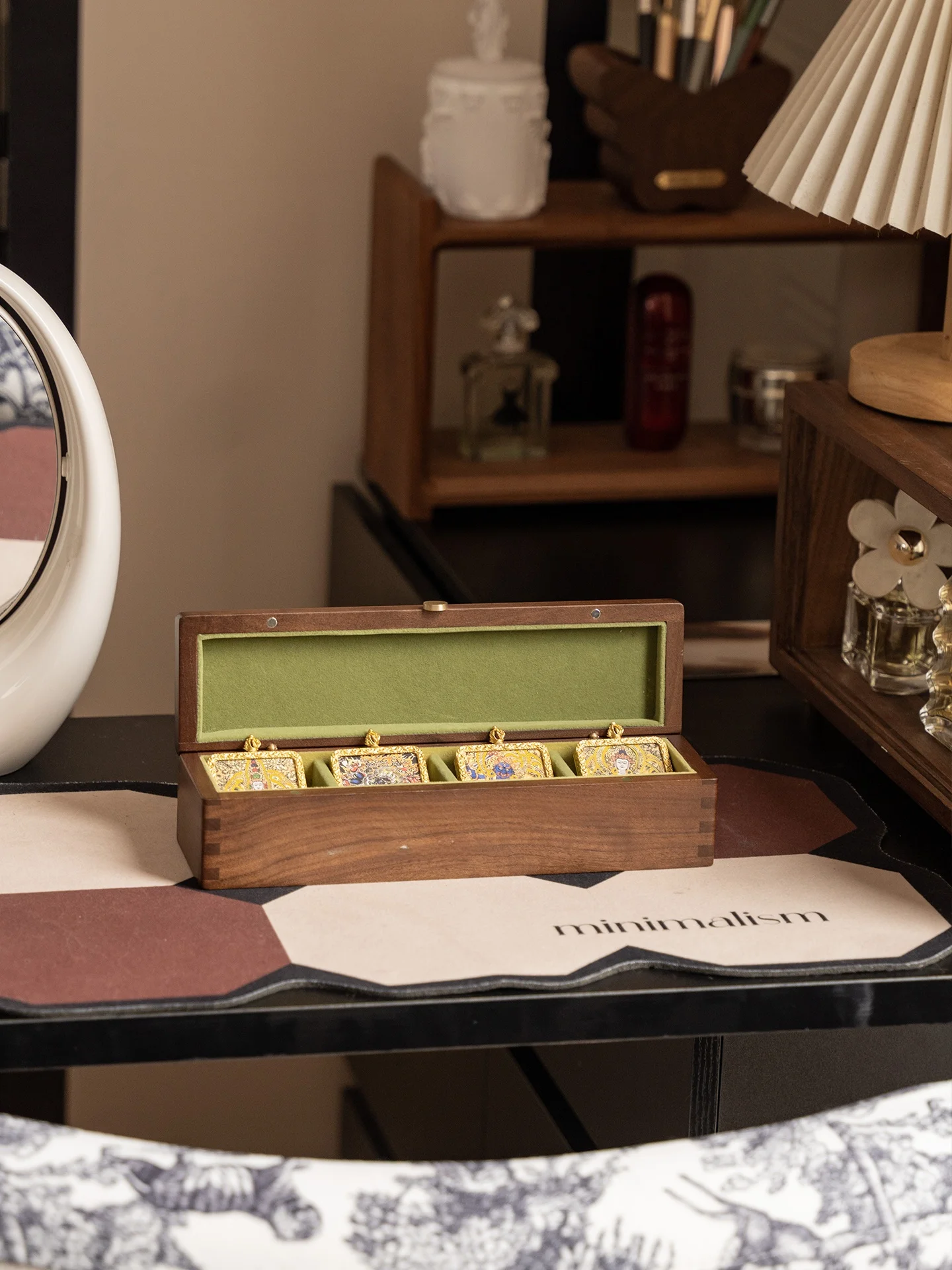 

Retro Style Wood Tangka Storage Box with Cover Dustproof Display Case for Pendants And Jade Talismans Handmade Chinese