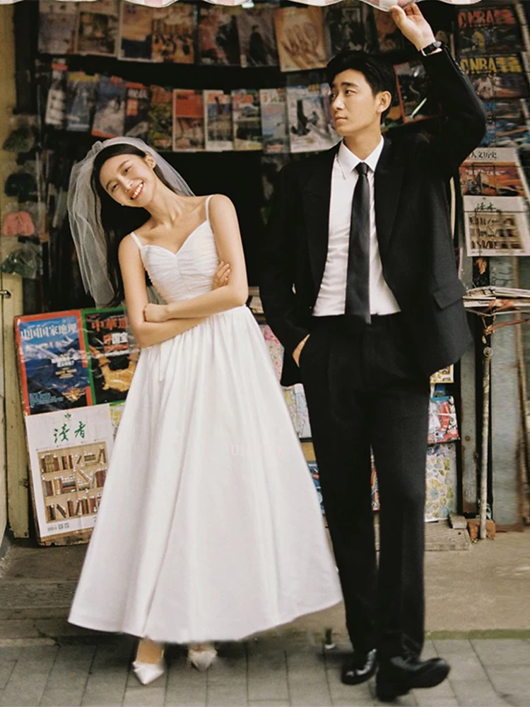 シンプルな軽量ウェディングドレスエレガントな白いストラップレスドレス婚約と結婚登録用ポリエステルサテン生地