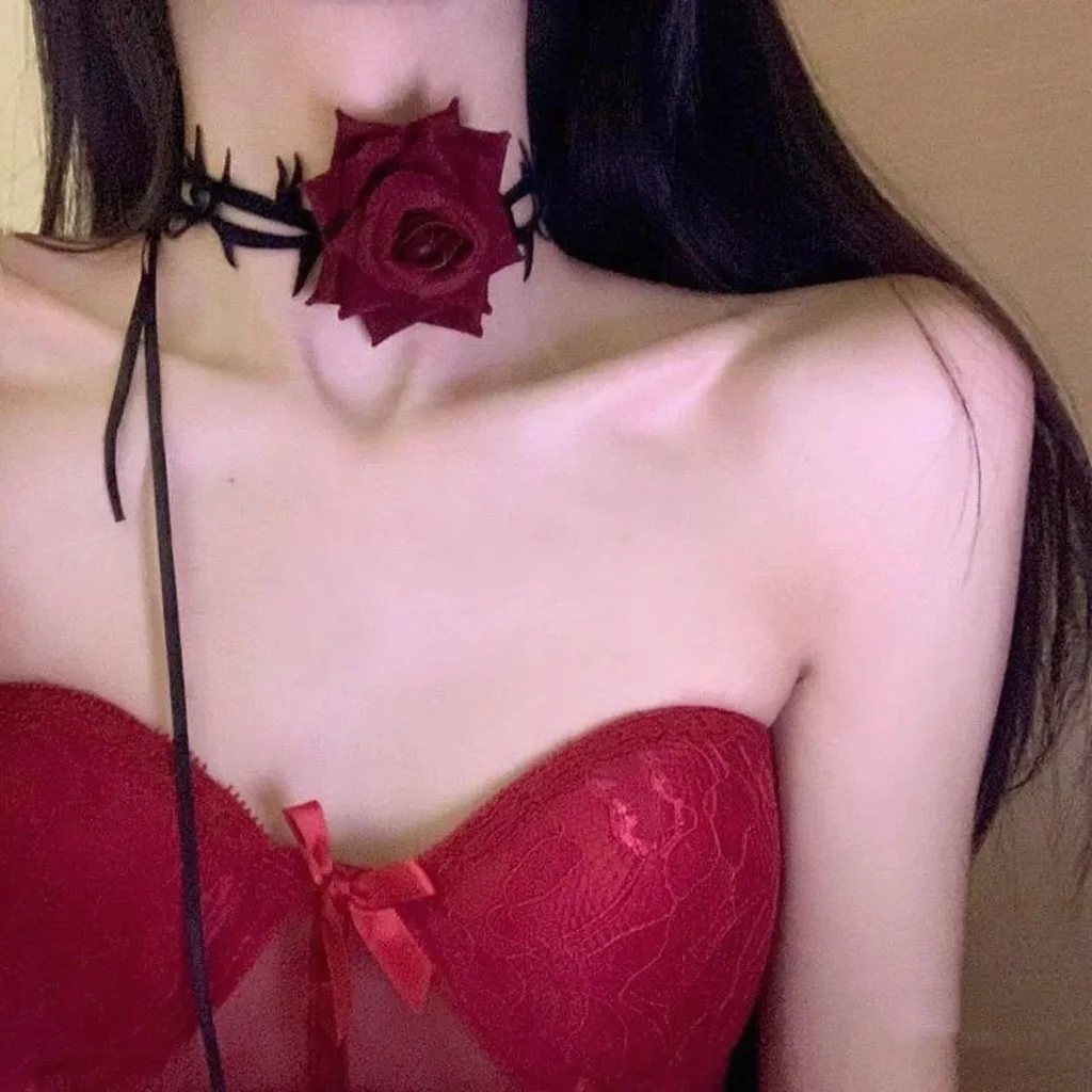 

Crimson Thorn Choker: 2025 Dark Rose Gothic Neck Collar for Halloween & Cosplay