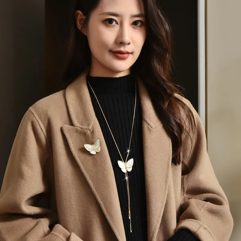 新しいバタフライセーターチェーン、ファッショナブルで多用途です。 レディース バタフライ コサージュ ロング ネックレス、1 個で 2 回着用可能