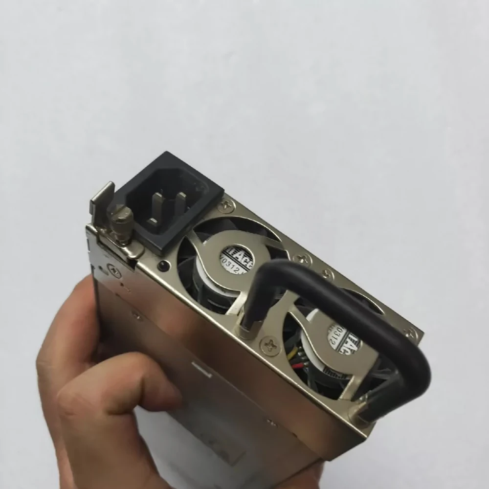 

Серверный резервный блок питания с возможностью горячей замены 700W M1X-3700V