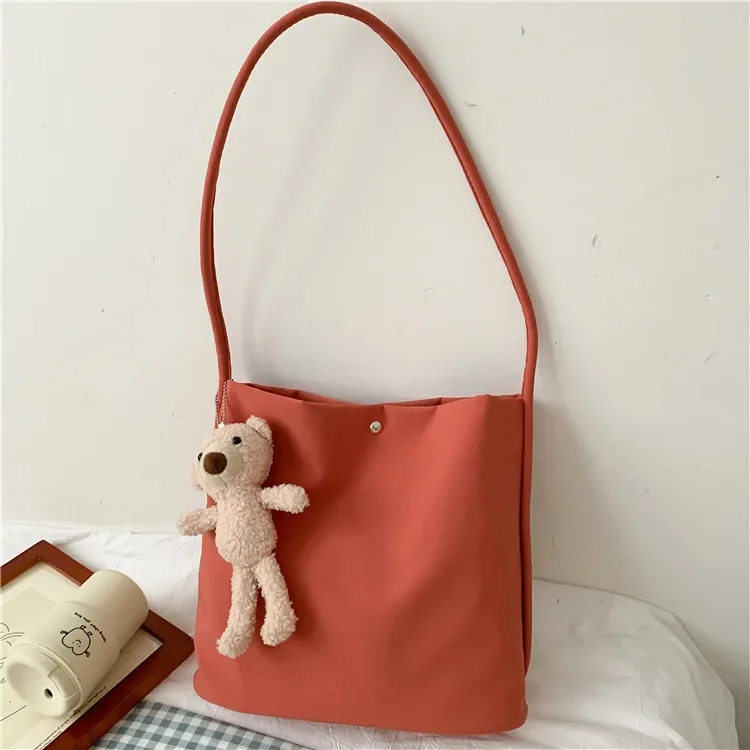 Bolso de mano de lona con colgante de oso para mujer, bolso de hombro de poliéster, Color sólido, moda Popular, nuevo