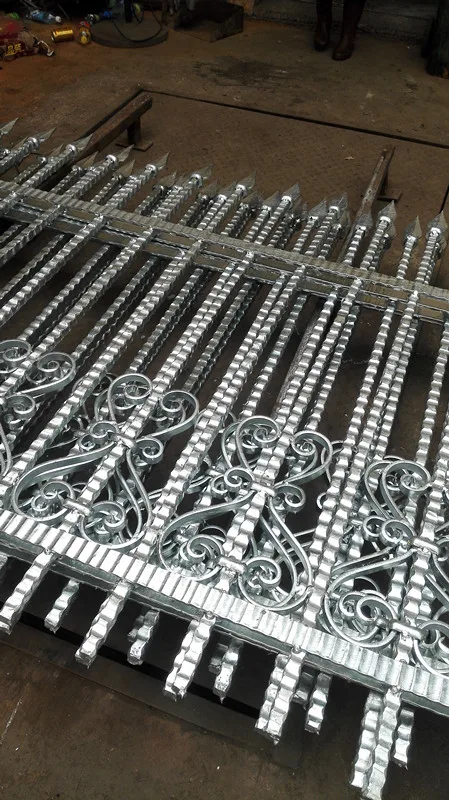 China Luxury Wrought Iron Fence Aluminum Gate Fence For Home