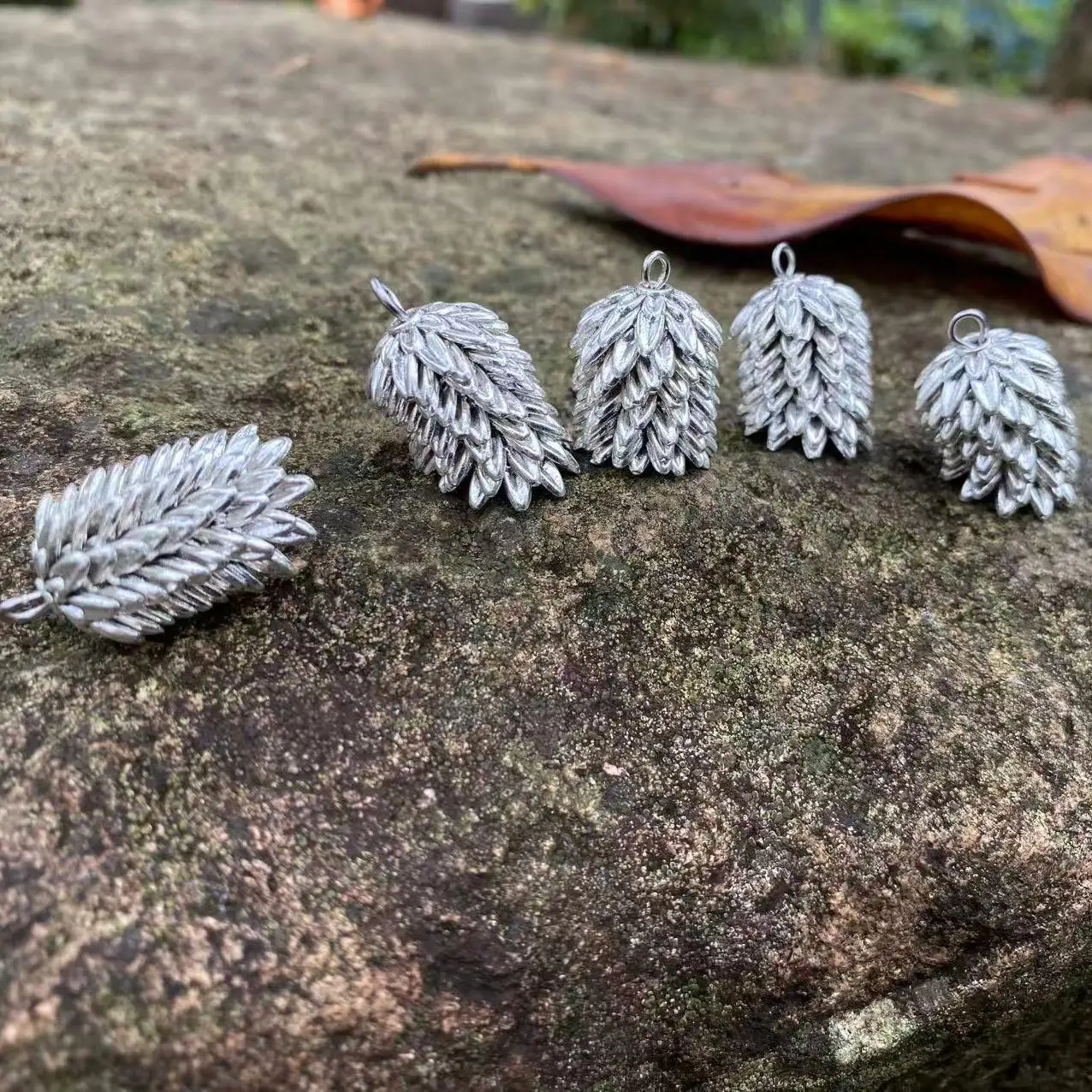

10PCS funny cute twist alloy pine cone accessories can be used for DIY jewelry pendant small pendant