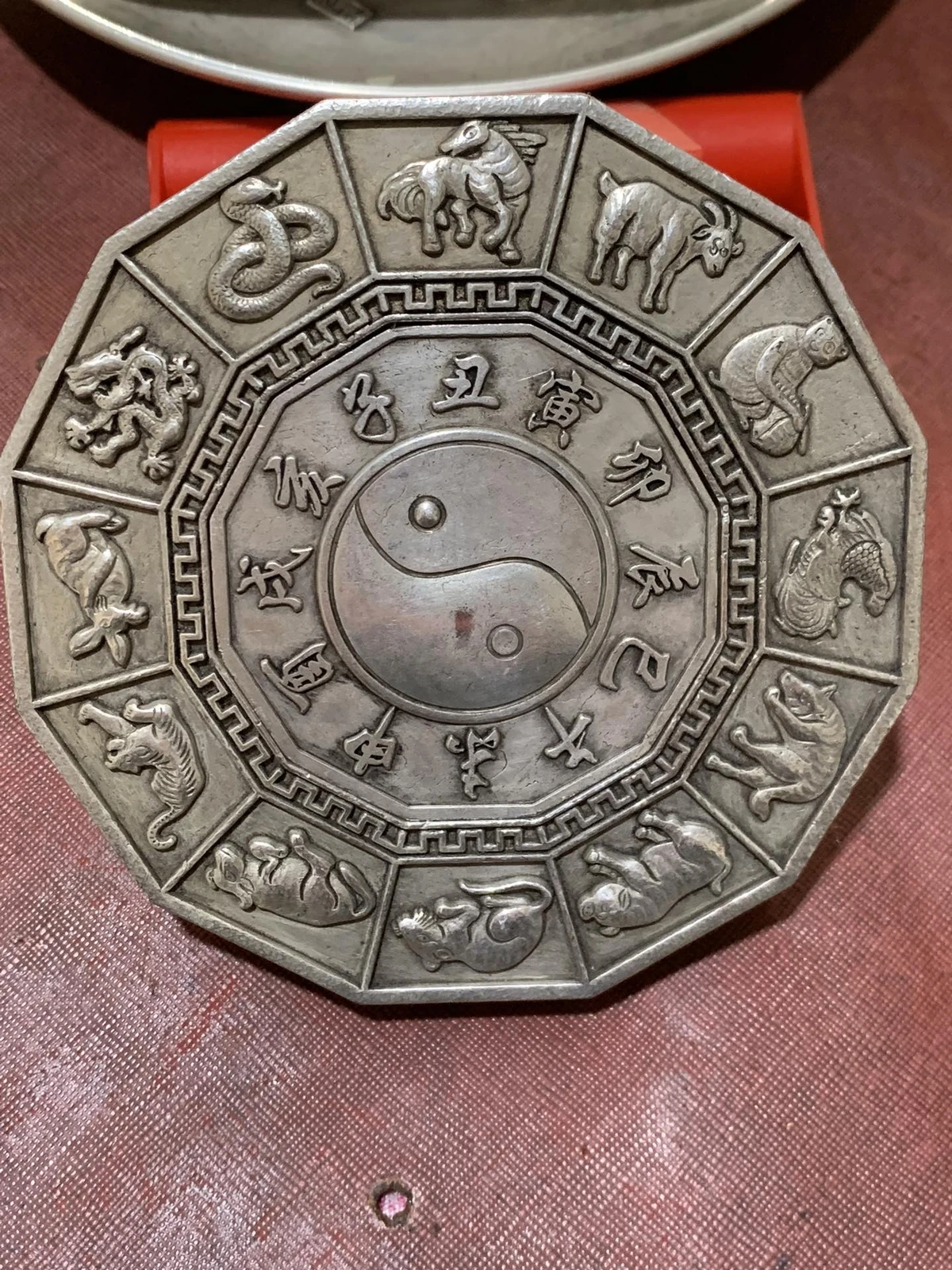 

Тарелка-статуэтка коллекции зодиака Bagua Inkstone