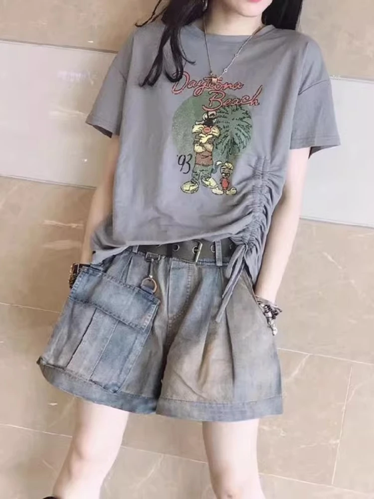 

Летний новый комплект из двух предметов: свободная футболка с принтом и широкие джинсы. Женский модный повседневный стиль для осени.