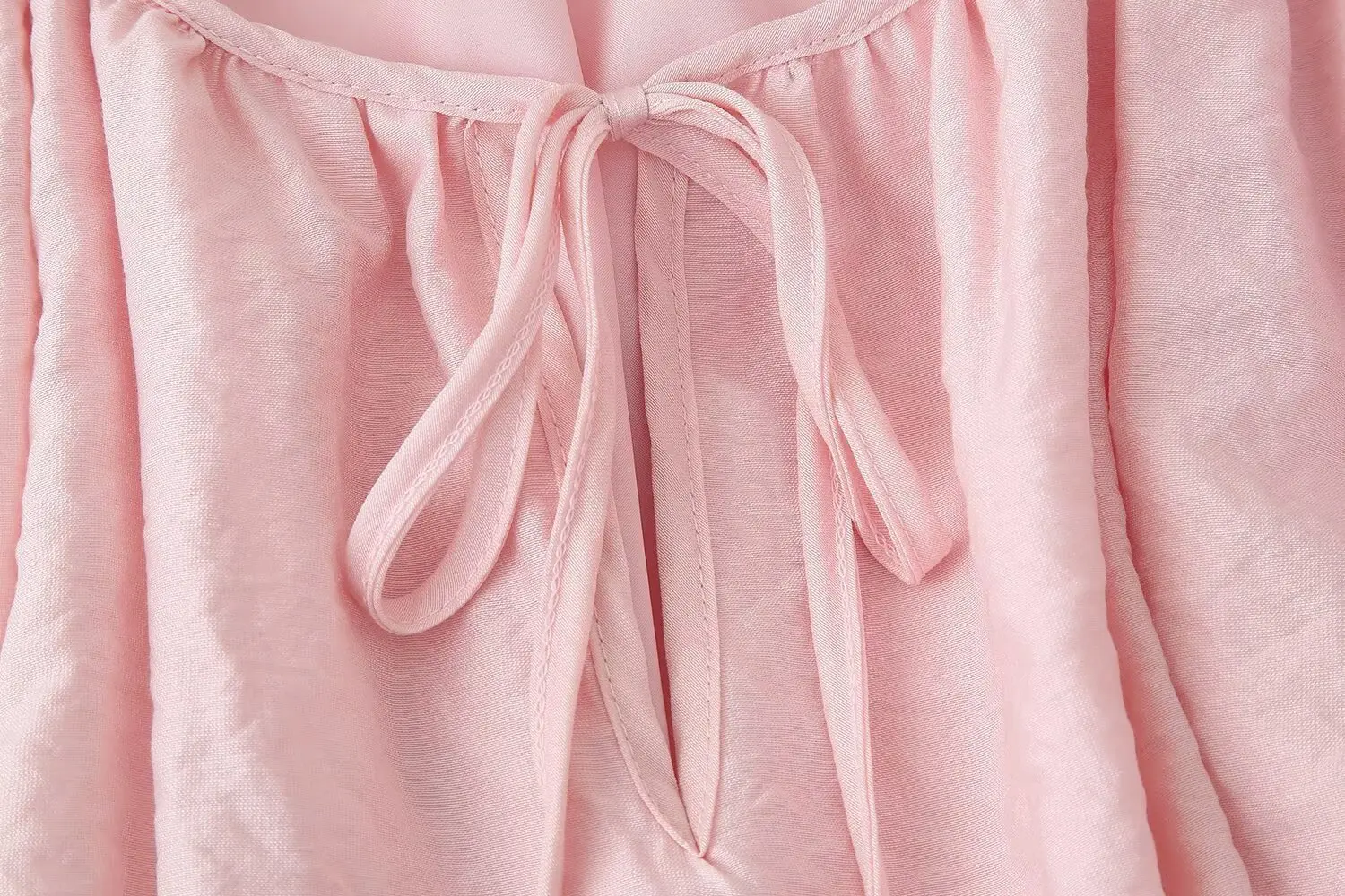 فستان صيفي قصير بطيات لامعة للنساء أنيق متين برباط وأكمام واسعة للإجازات الوردية فيستدوس 2025 رداء الحفلات المسائية للسيدات