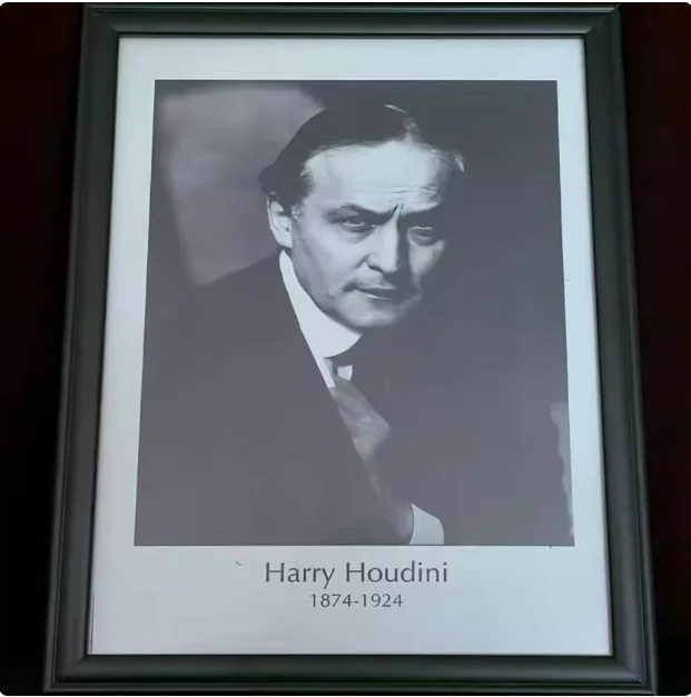 Phantom Of Harry Houdini By Adam Woog -Magic Tricks The Dini Portrait Presents The Audience\'S Prophecy Phantom Portrait Illusion