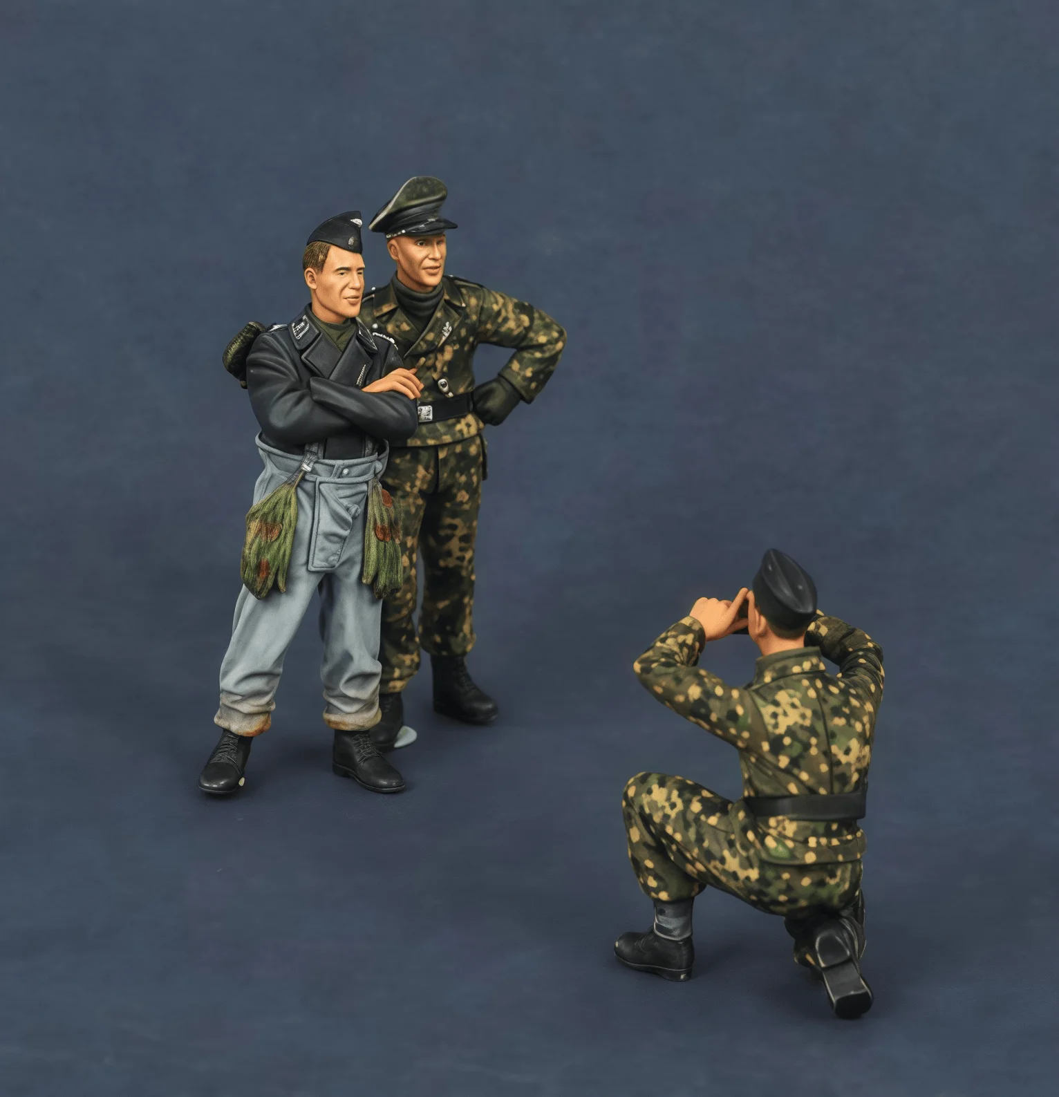 1:35 Casting Resin Model Assembly Kit, GK， The Soldier Taking The Photo Needs To Be Assembled Without Painting