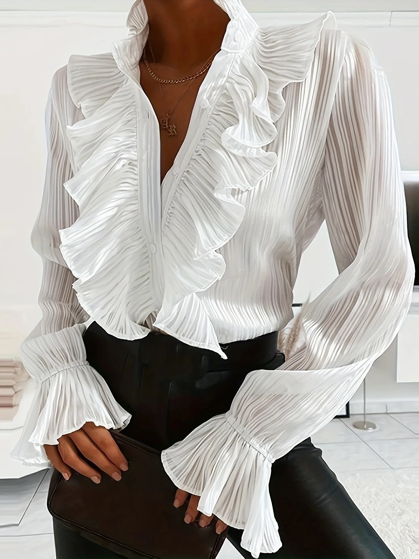 2025 Camicia con maniche a campana in pizzo con bottoni di nuova moda Autunno da donna Casual Allentato tinta unita con scollo a V Manica lunga Top da casa per le donne