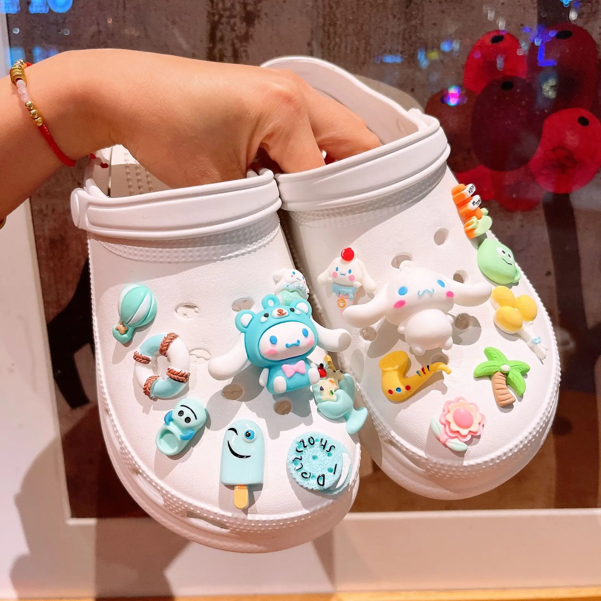 7-8 pz/set accessori Sanrio ciondoli per scarpe Set di fibbie Anime Hello Kitty Kuromi Cinnamoroll Melody Kawaii LED regalo di fascino fai da te