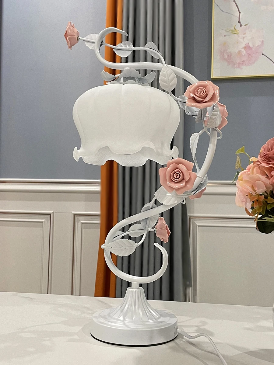 Lampe de Table Décorative en Fer Forgé, Rose Pastorale, Frêne, Chaleureux et Romantique, Chambre de Fille, Salle de Mariage, Cadeau toujours Lumineux