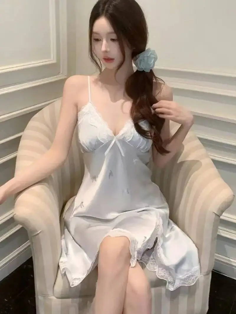 فستان مثير على شكل فراشة مطبوعة بحزام من الدانتيل وسادة صدر رغبة نقية من الحرير الجليدي ملابس منزلية فستان بدون ظهر عميق على شكل حرف V بدون أكمام ساحر UTR3