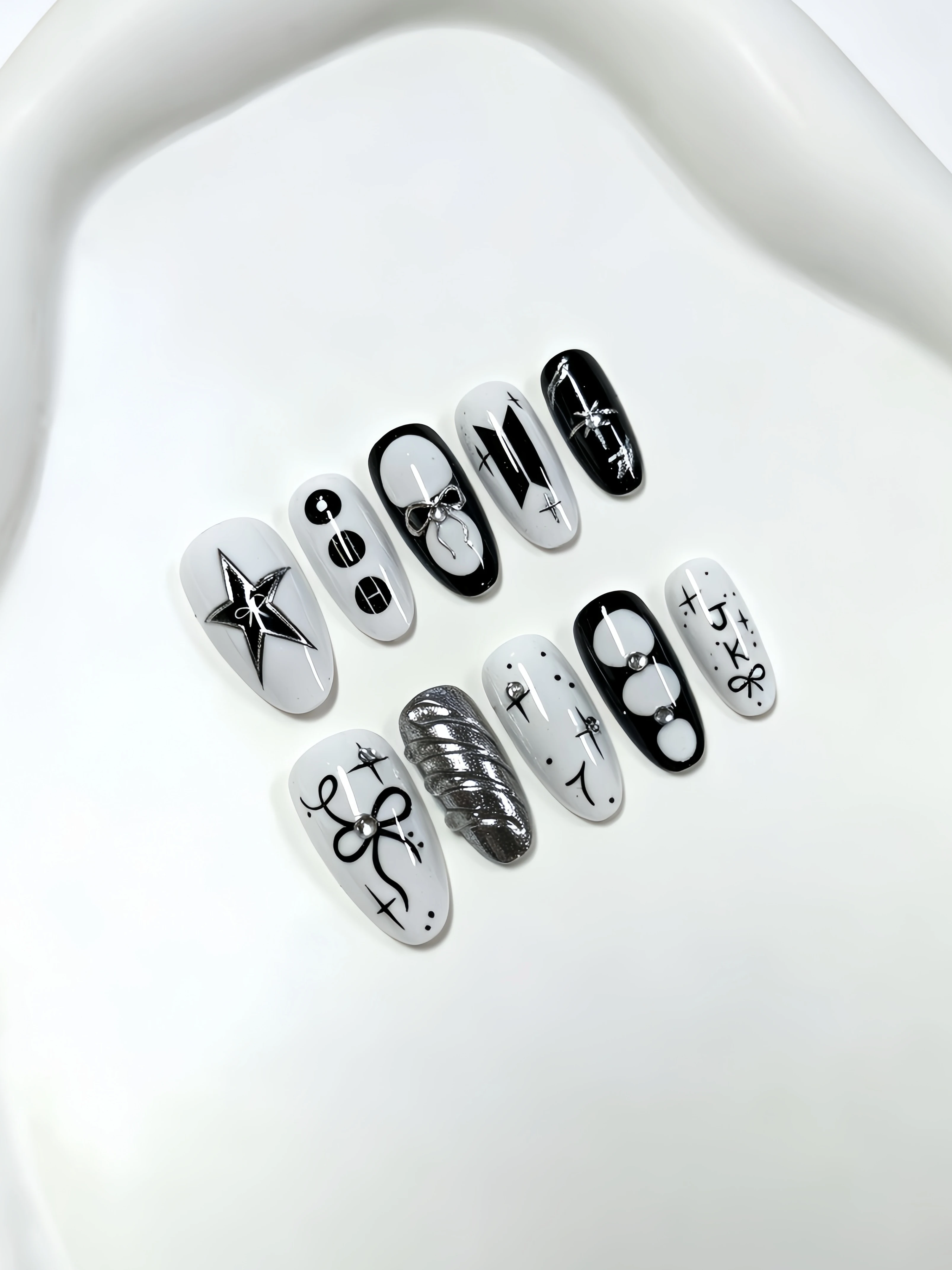 10 Medium-Sized Almond-Shaped Press-On Nails, Black and White Contrasting Star-Shaped Fake Nails, Y2K Sweet and Cool Bowknot Hand-Painted Nail Stickers, Unique Spicy Girl Style, Niche Dark Gothic Girl Style, Press-On Fake Nails for Halloween and Music Festivals