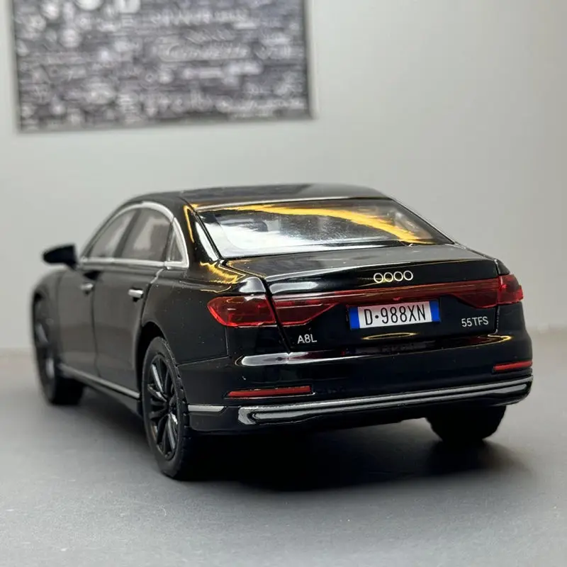 1:32 2024 AUDI A8 Alloy Car Model Diecast Metal Vehicles Model samochodu Dźwięk i światło Wysoka kolekcja symulacji Zabawka dla dzieci Prezent