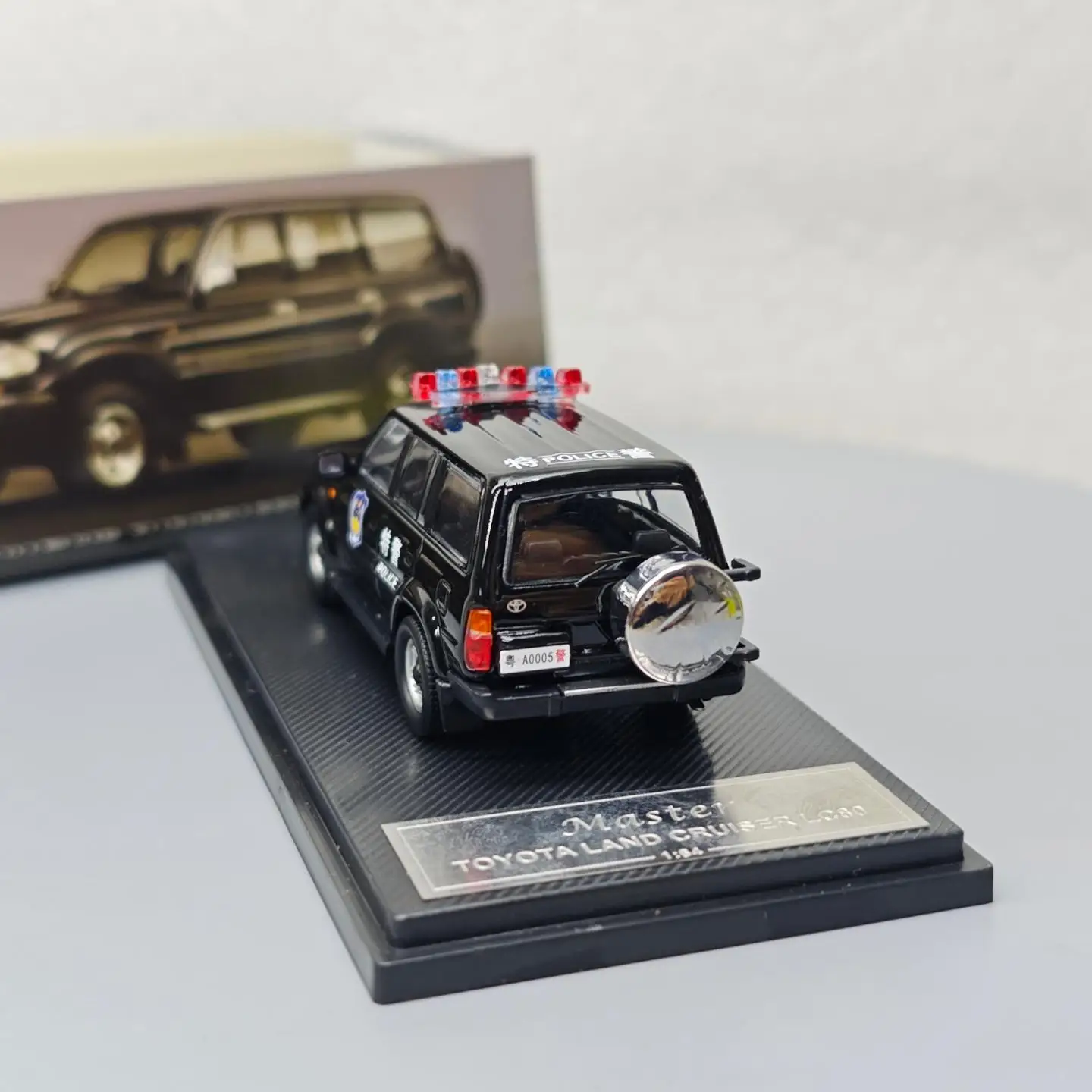 รถโมเดลจำลองโลหะผสม แลนด์ครุยเซอร์ LC80 รุ่นตำรวจพิเศษ ขนาด 1:64 ของสะสม ของเล่น