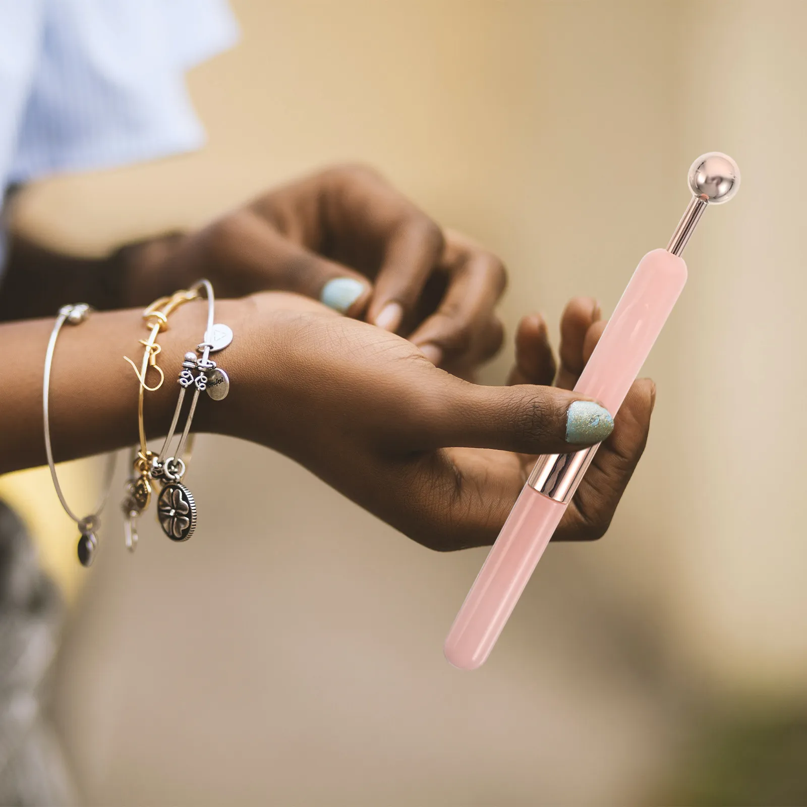 

Розовый двусторонний помощник для надевания браслетов и украшений, портативное приспособление для легкого застегивания колье и браслетов.