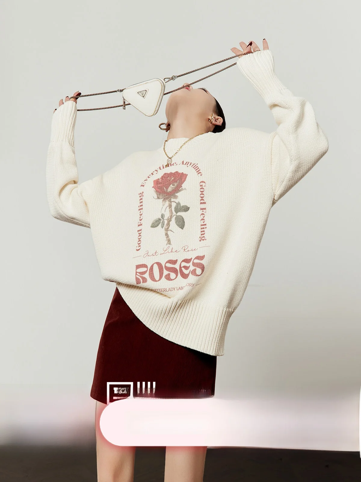 

Свободный повседневный белый вязаный свитер для женщин, весенняя новинка, с принтом «золотая роза», удобный крой, винтажный стиль, женский топ