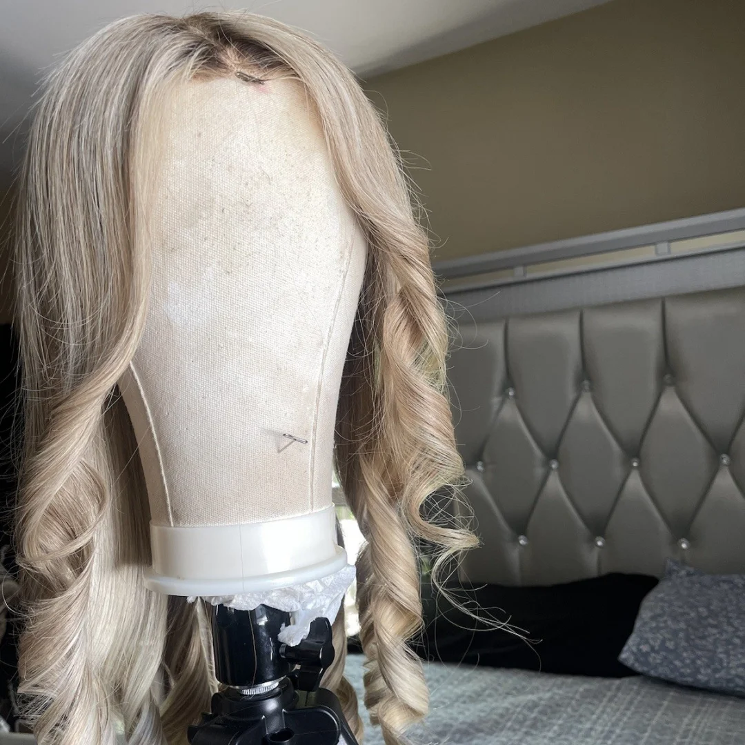Peruka syntetyczna ombre z luźnymi falami, modne pasemka, jasny blond, peruka typu lace frontal HD z transparentną koronką, wyprzedaż.
