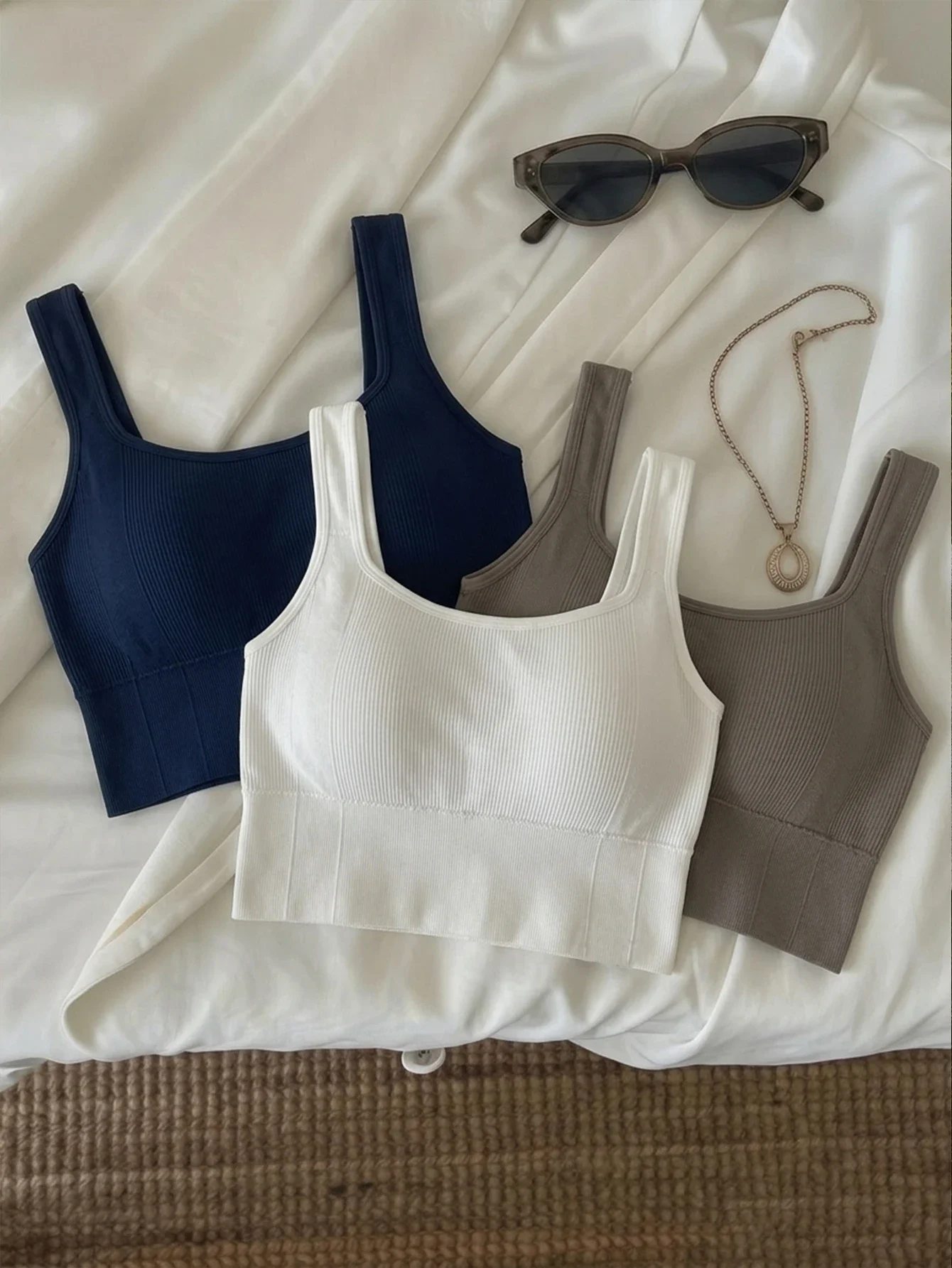Sujetador deportivo de yoga, talla grande, color liso, con cuello en U, sin aros, tirantes anchos, con almohadillas extraíbles, sujetador acanalado para gimnasio y uso diario.