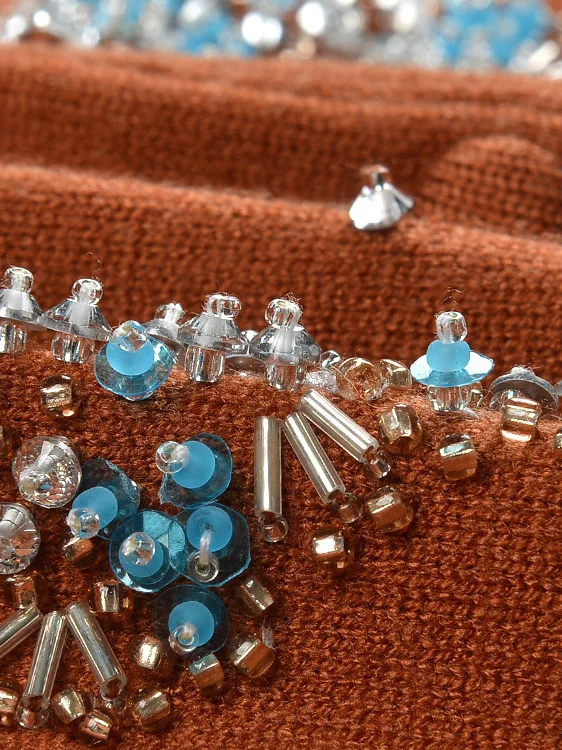 خريف 2025 سترة محبوكة جديدة ذات ياقة دمية ثقيلة مزخرفة سترة Jaet طويلة Sve بقصة ضيقة سترة مزينة بالخرز