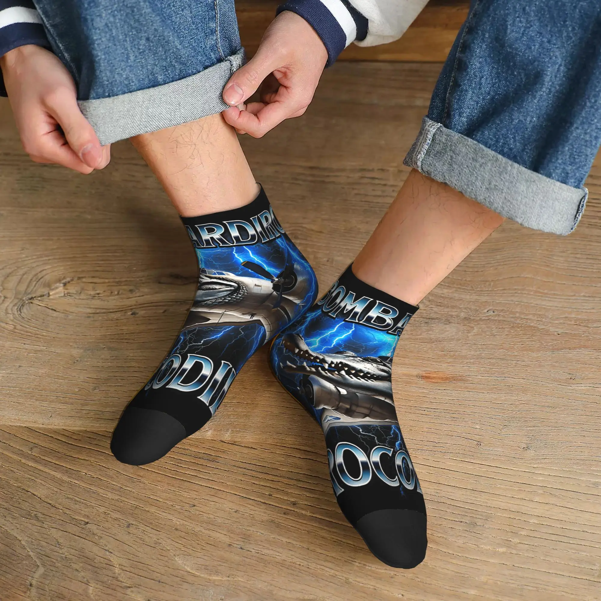 Bombardiro Crocodilo Söckchen Paar Italienisches Brainrot Meme Atmungsaktive Neuheitssocke Frühling Outdoor Rutschfestes Design Socken Geschenk