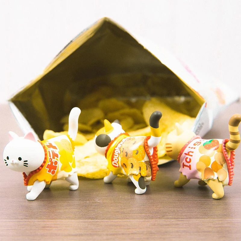 Gashapon Gacha QUALIA Snack Cat Walking Kitten Wearing In A Candy and Food Bag Model Toy Capsule Toy Collection Ornaments